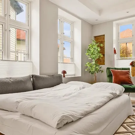 Dinbnb L 500m To Bryggen L Bathtub & New 2017 L Authentic Bergenshus Apartment Bergen