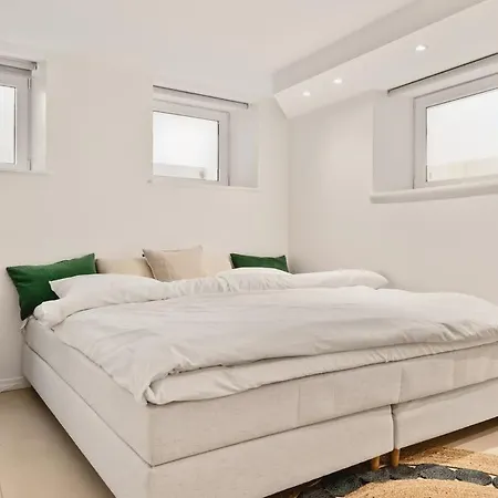Apartment Dinbnb L 500m To Bryggen L Bathtub & New 2017 L Authentic Bergenshus Bergen